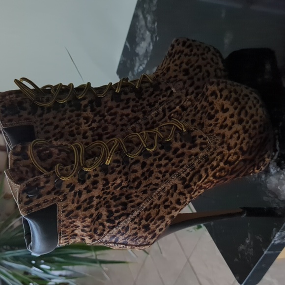 ZiZi Girl Leopard Boots - Picture 1 of 2